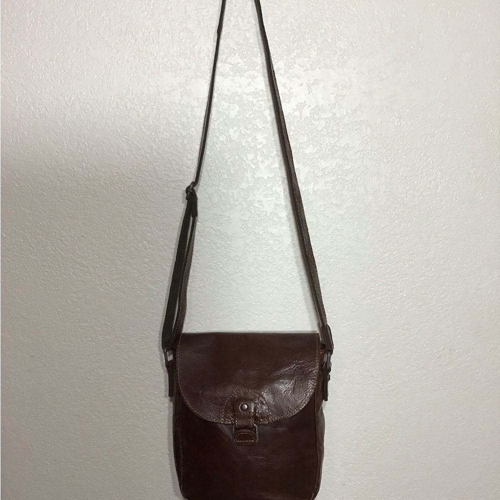 JACK GEORGES 2022 BROWN LEATHER VOYAGER HORSESHOE CROSSBODY SHOULDER BAG.